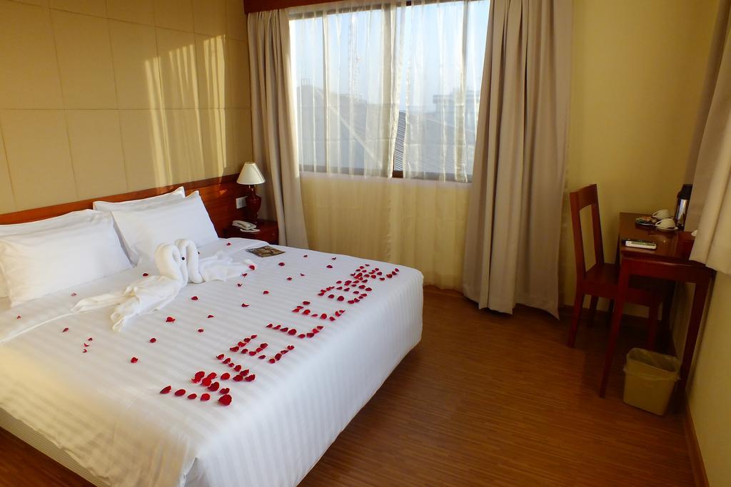 Oway Grand Hotel Mandalay Exteriör bild