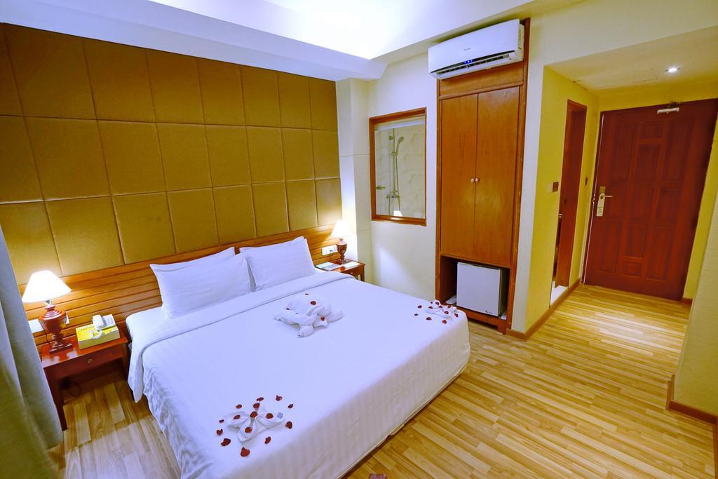 Oway Grand Hotel Mandalay Exteriör bild