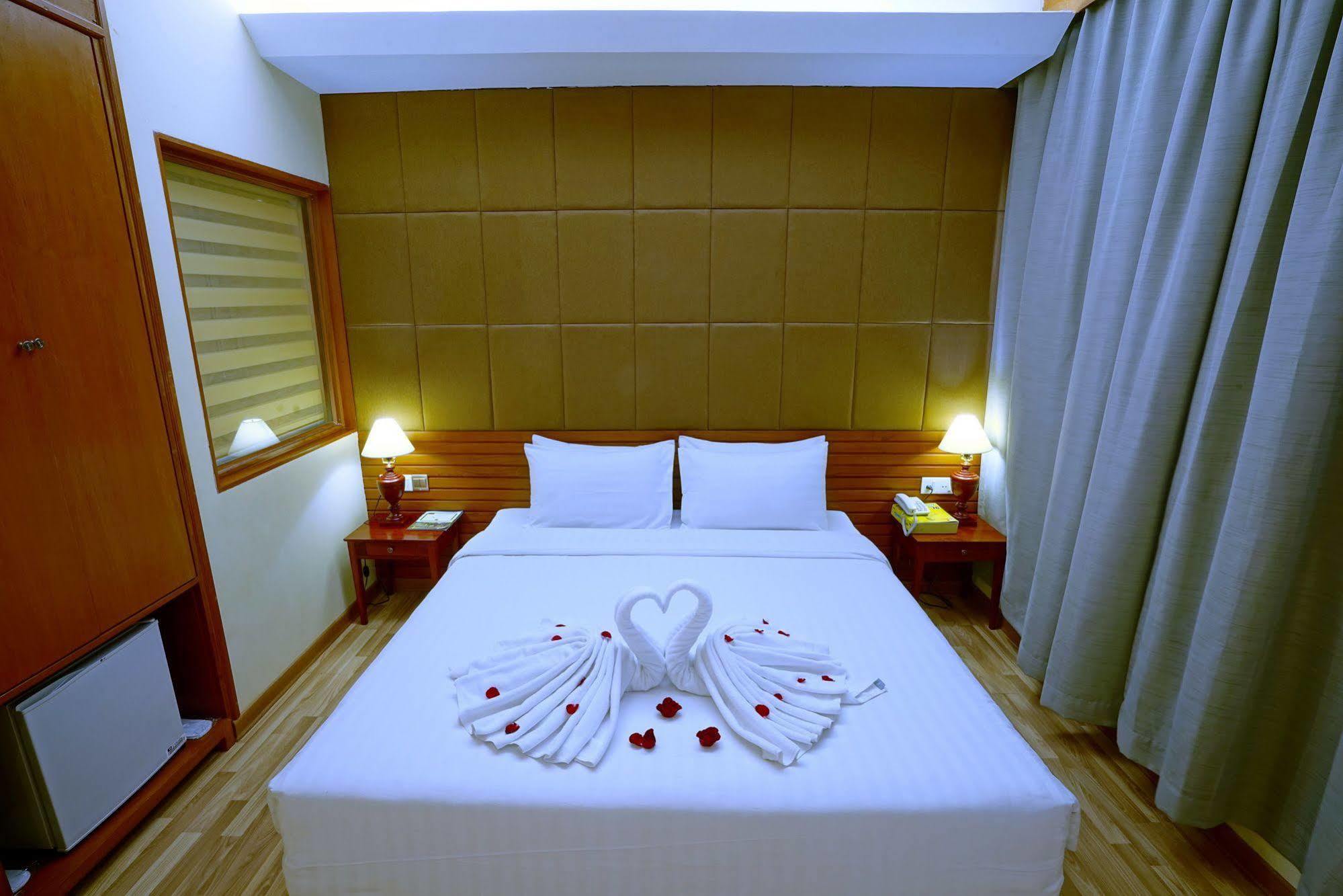 Oway Grand Hotel Mandalay Exteriör bild